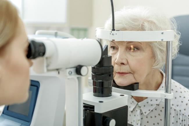 רופאת עיניים מבצעת בדיקת לחץ תוך עיני לאישה מבוגרת, פילוקארפין לטיפול בגלאוקומה